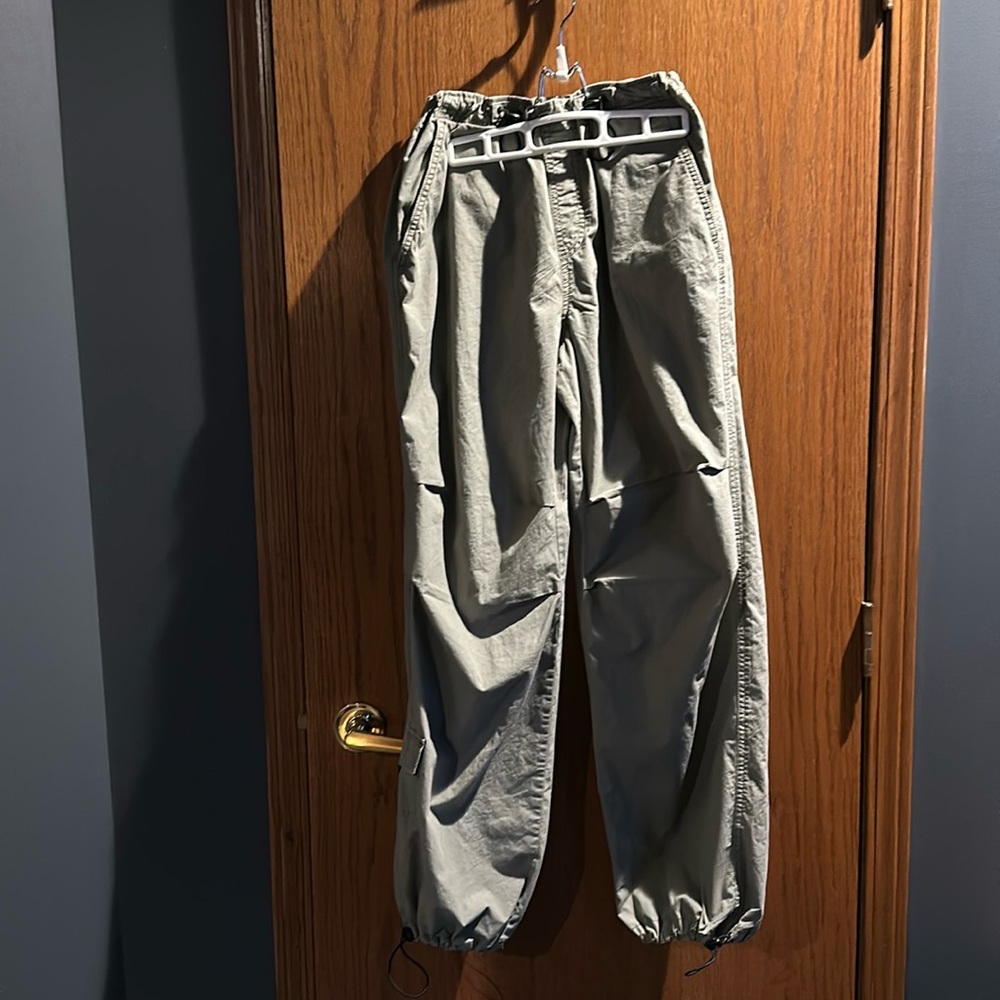 Garage cargo (?) pants, never worn, size small. Khaki color.